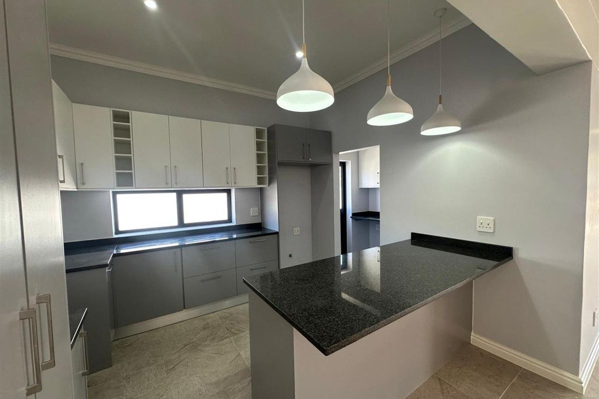 4 Bedroom House For Sale in Paarl South, Paarl - Photo 2