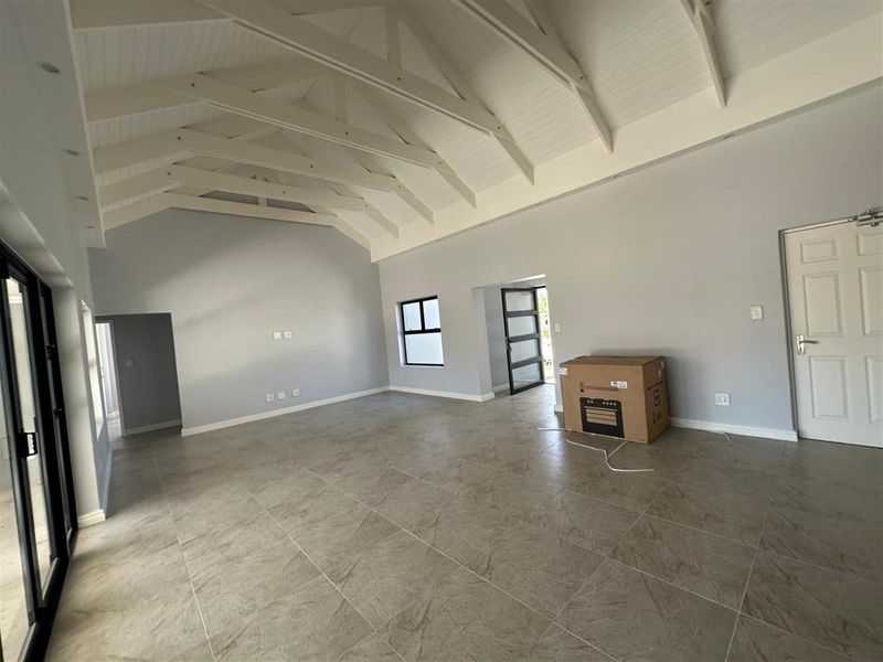 4 Bedroom House For Sale in Paarl South, Paarl - Photo 3