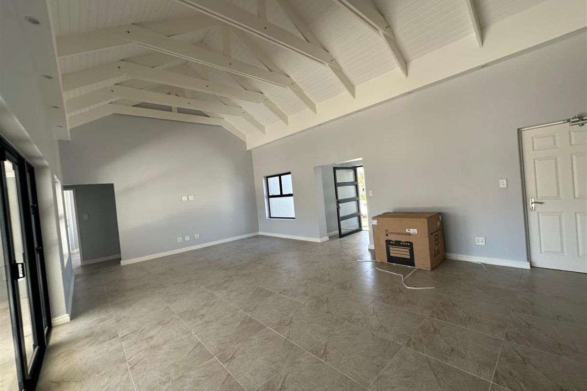 4 Bedroom House For Sale in Paarl South, Paarl - Photo 3