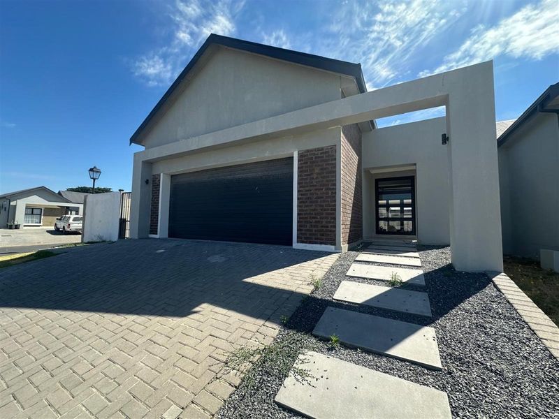 4 Bedroom House For Sale in Paarl South, Paarl - Photo 1