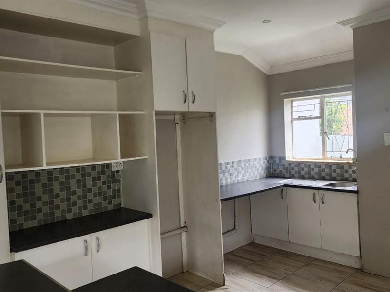 3 bedroom 2 bathroom House For Sale in Florida North, Roodepoort - Photo 7