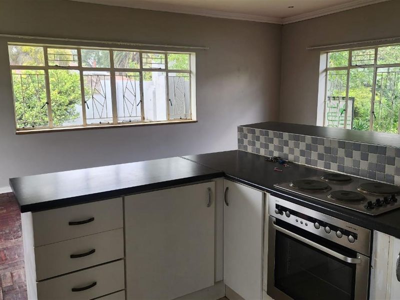 3 bedroom 2 bathroom House For Sale in Florida North, Roodepoort - Photo 4