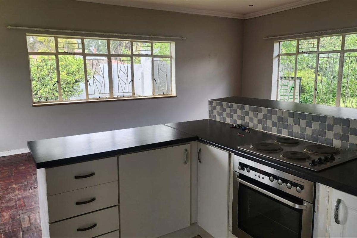 3 bedroom 2 bathroom House For Sale in Florida North, Roodepoort - Photo 4