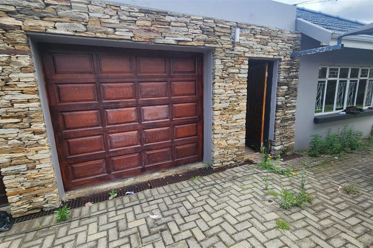 3 bedroom 2 bathroom House For Sale in Florida North, Roodepoort - Photo 5