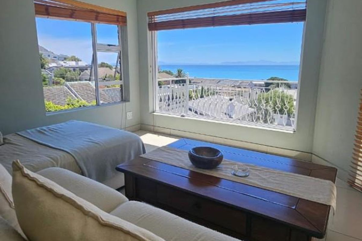 Jewel 11 Bedroom Guesthouse Overlooking Gordyn's bay - Amazing investment opportunity - Photo 4