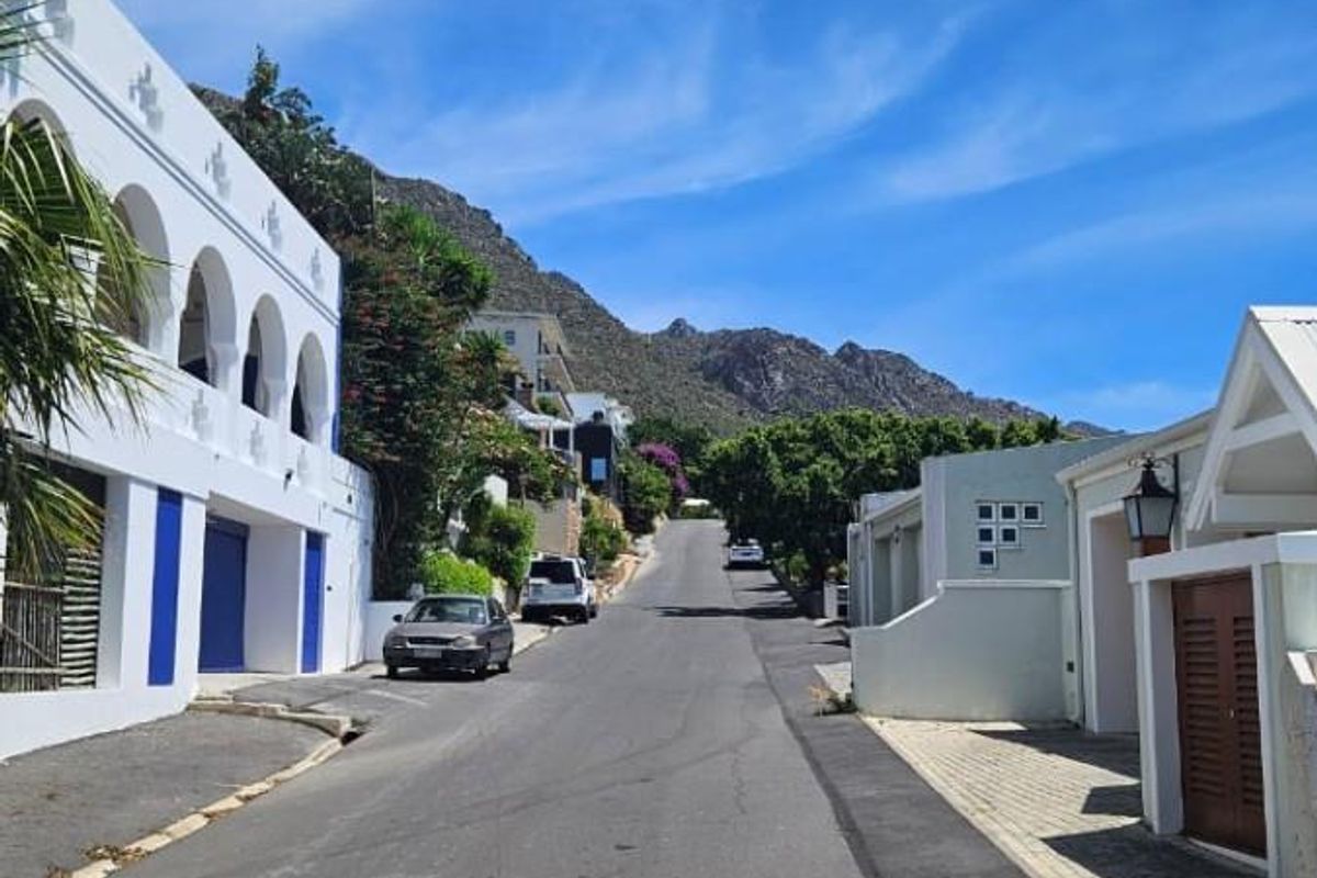 Jewel 11 Bedroom Guesthouse Overlooking Gordyn's bay - Amazing investment opportunity - Photo 3