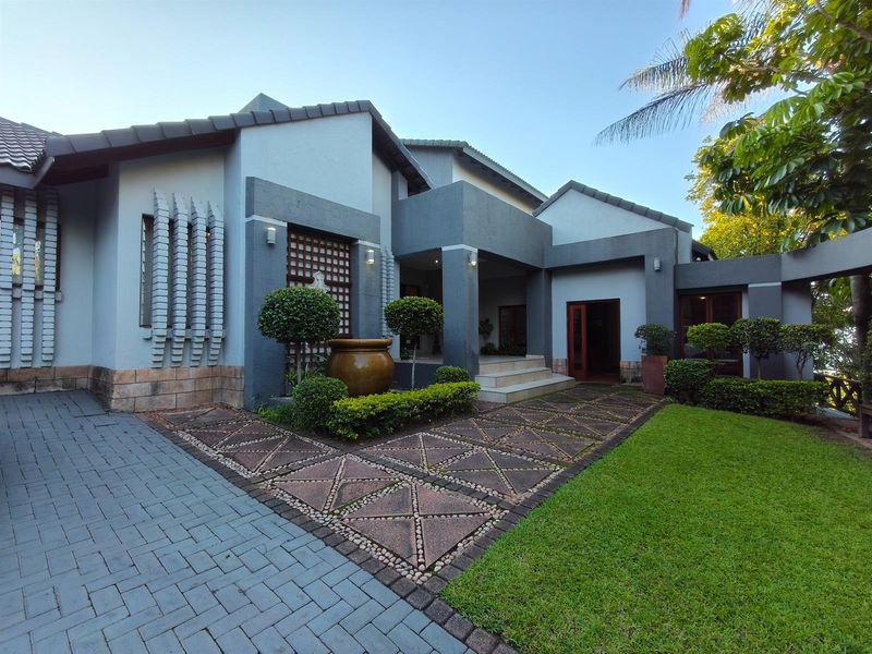 4 Bedroom house - Modern Lowveld Masterpiece with Outstanding Entertainment Spaces and Views - Photo 10