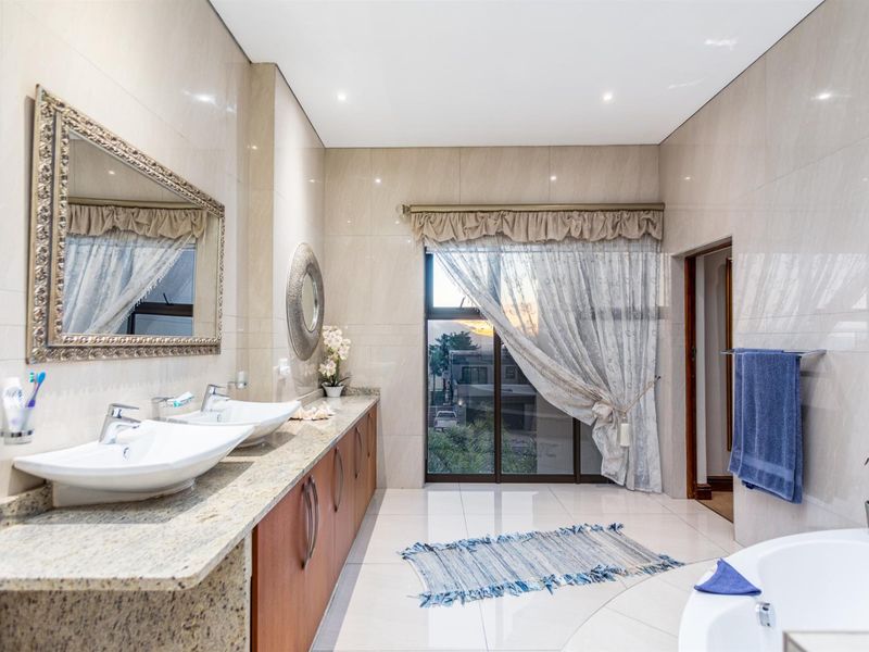 Exquisite Double Storey Residence on the largest erf in Baronetcy Estate - Photo 8