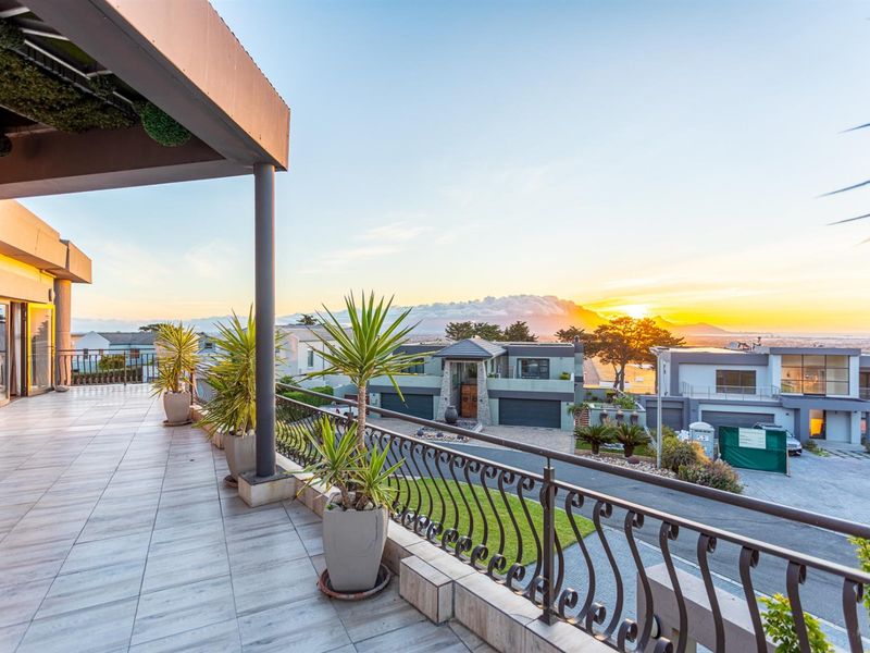 Exquisite Double Storey Residence on the largest erf in Baronetcy Estate - Photo 3