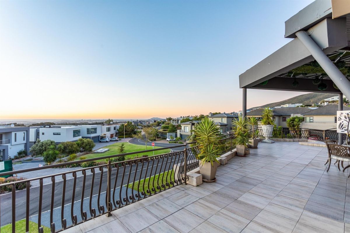 Exquisite Double Storey Residence on the largest erf in Baronetcy Estate - Photo 4