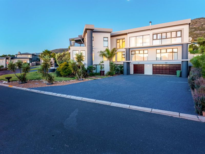 Exquisite Double Storey Residence on the largest erf in Baronetcy Estate - Photo 2