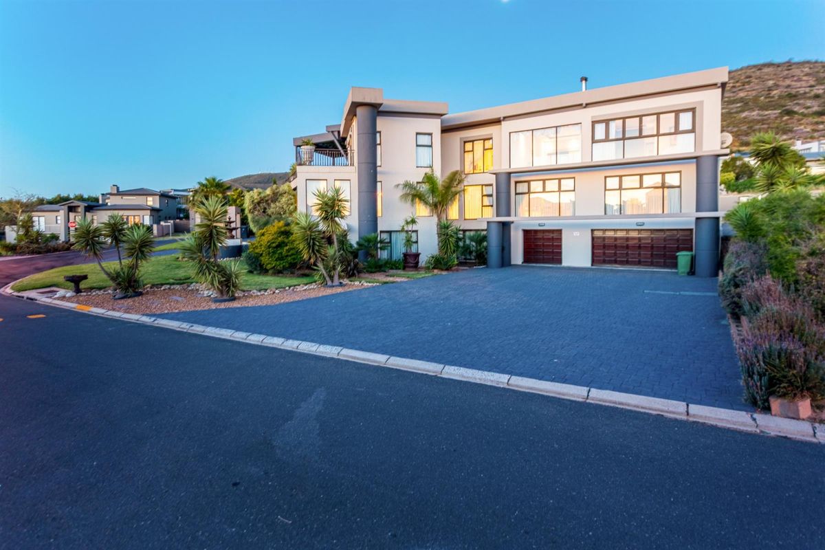 Exquisite Double Storey Residence on the largest erf in Baronetcy Estate - Photo 2