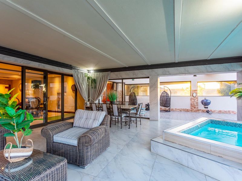 Exquisite Double Storey Residence on the largest erf in Baronetcy Estate - Photo 5