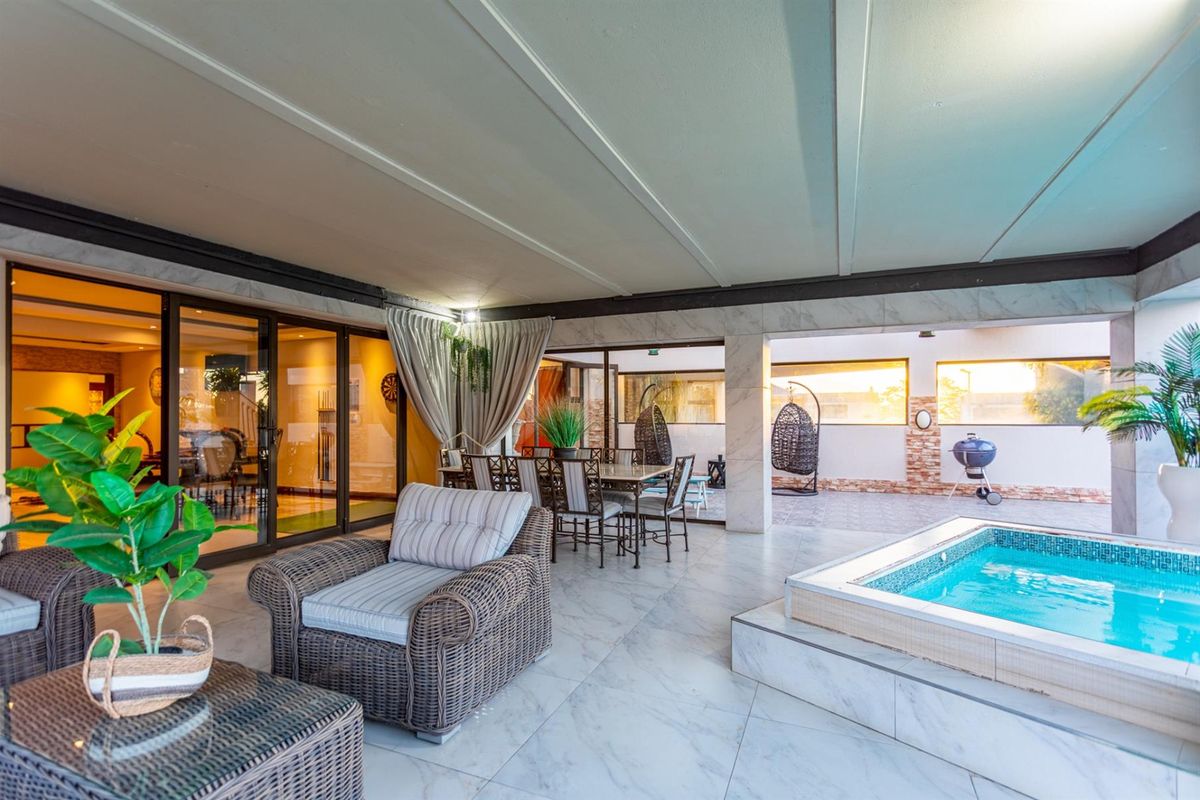 Exquisite Double Storey Residence on the largest erf in Baronetcy Estate - Photo 5