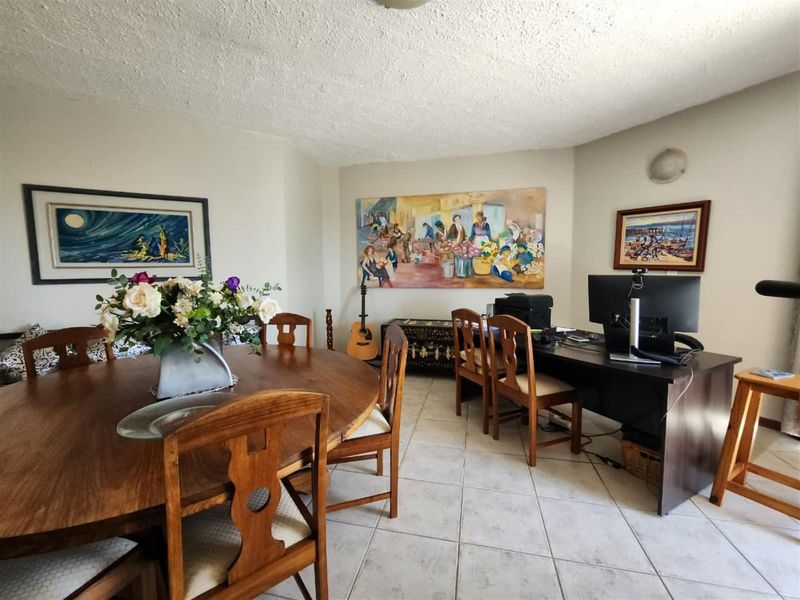 Prestigious 5-Bedroom Coastal Home Offering Elevated Luxury Living - Photo 4