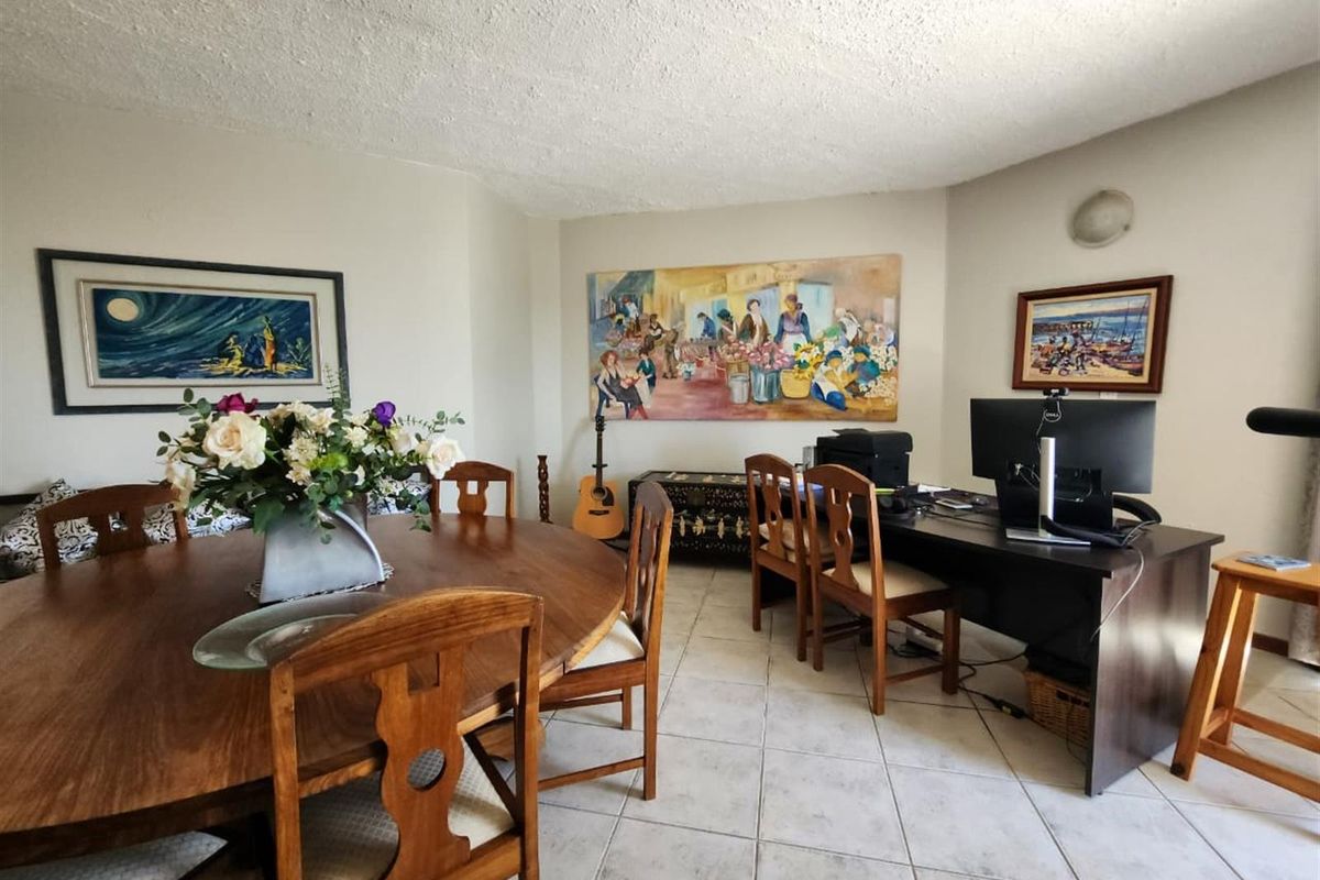 Prestigious 5-Bedroom Coastal Home Offering Elevated Luxury Living - Photo 4