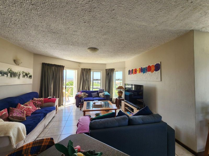 Prestigious 5-Bedroom Coastal Home Offering Elevated Luxury Living - Photo 10