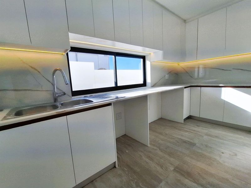 Brand New show-stopping Beachfront Home - a Coastal Gem. - Photo 10