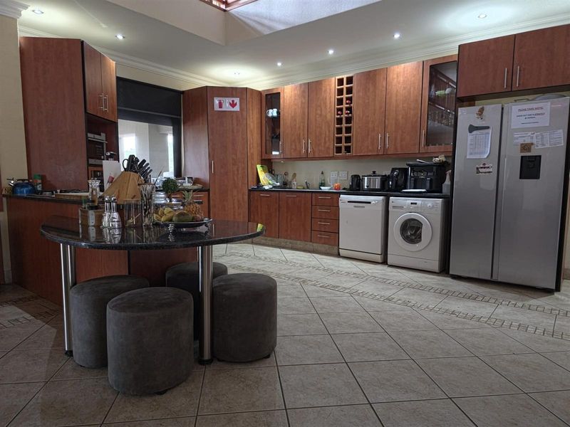 6-Bedroom Lodge In Zebula Golf Estate with spectacular views - Photo 10