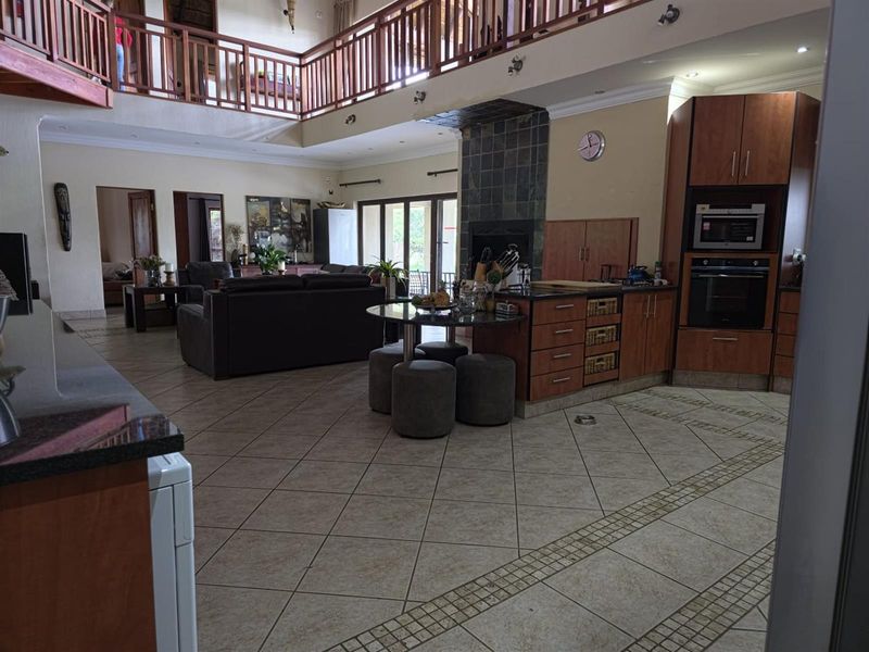 6-Bedroom Lodge In Zebula Golf Estate with spectacular views - Photo 9