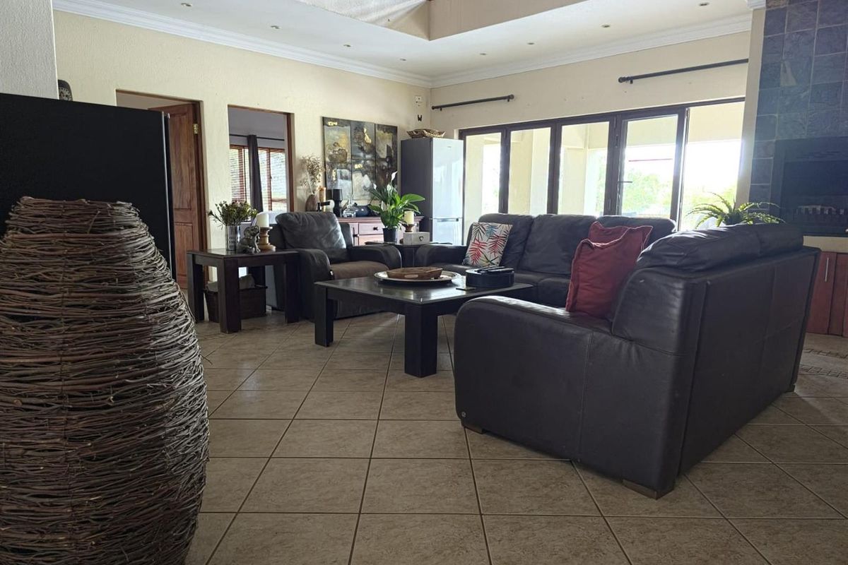 6-Bedroom Lodge In Zebula Golf Estate with spectacular views - Photo 3