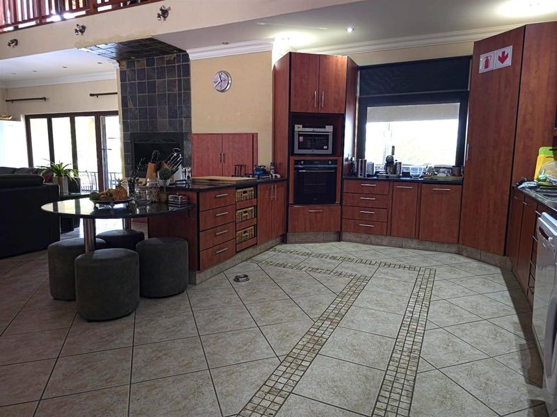 6-Bedroom Lodge In Zebula Golf Estate with spectacular views - Photo 8