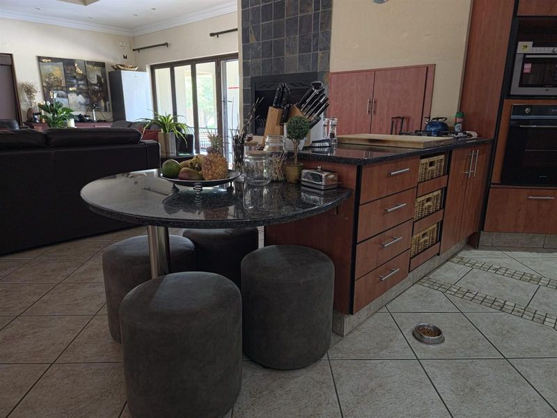 6-Bedroom Lodge In Zebula Golf Estate with spectacular views - Photo 6