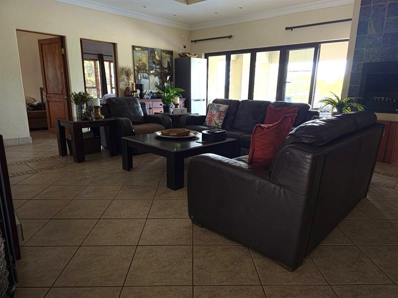 6-Bedroom Lodge In Zebula Golf Estate with spectacular views - Photo 5