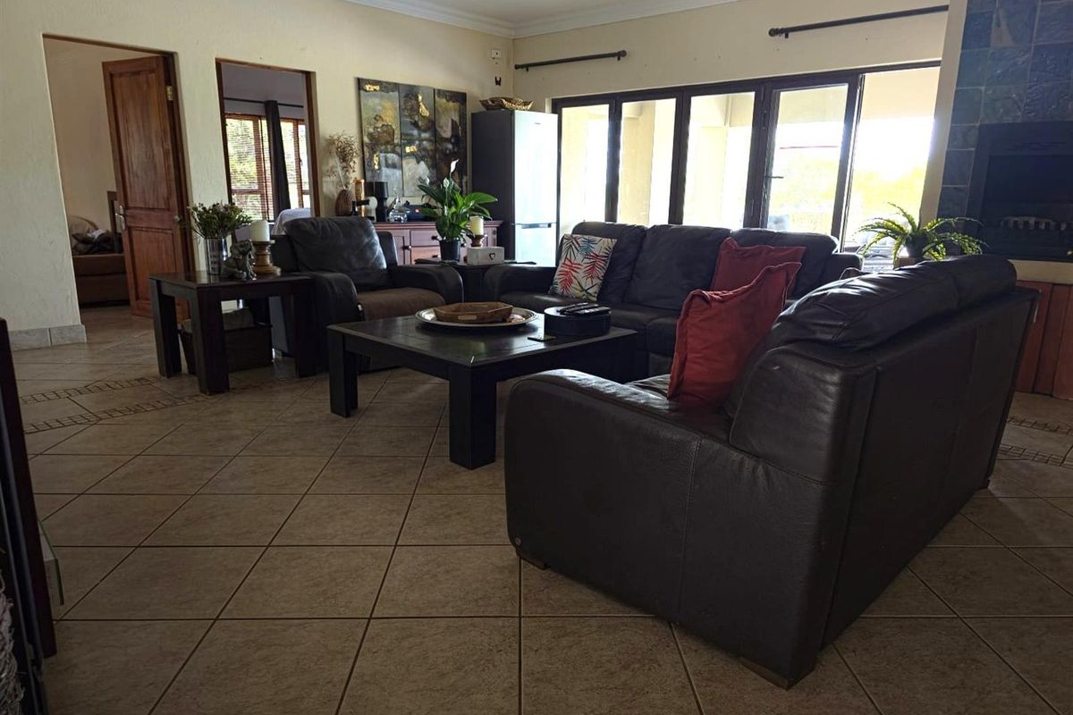 6-Bedroom Lodge In Zebula Golf Estate with spectacular views - Photo 5
