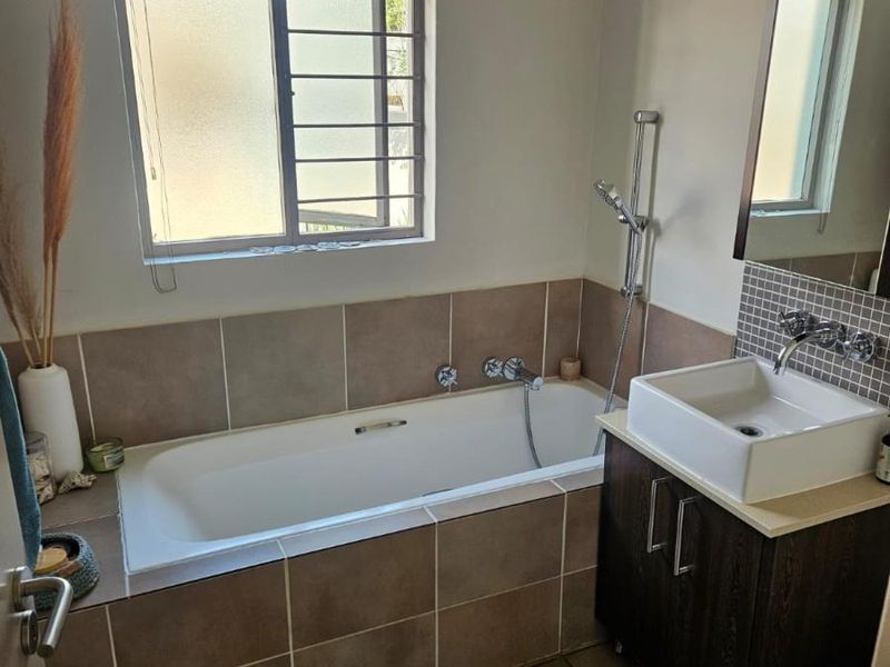 Apartment For Sale in Fourways, Sandton, Price Reduced - Photo 8