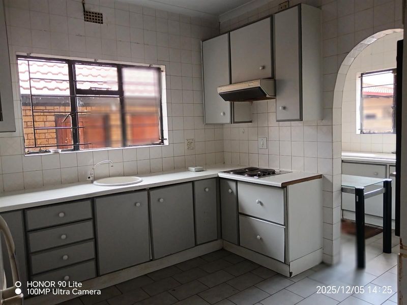 4 Bedroom House For Sale in Diepkloof Zone 3, Diepkloof, Soweto - Photo 7