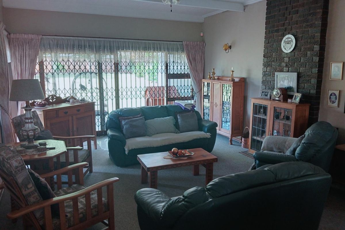 4 BEDROOM GEM IN VANES ESTATE. MOVE IN READY - Photo 4