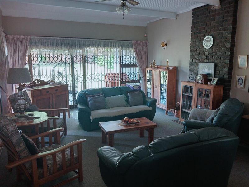 4 BEDROOM GEM IN VANES ESTATE. MOVE IN READY - Photo 4
