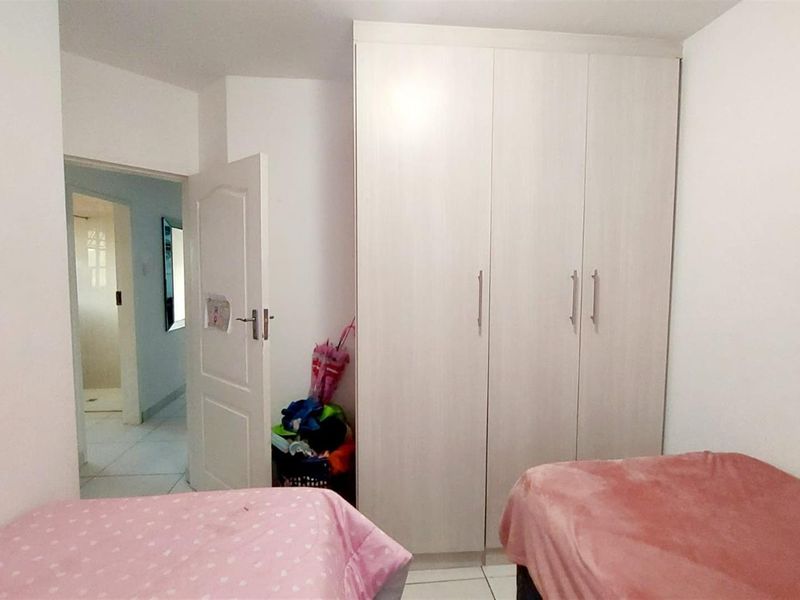 Upmarket 3-Bedroom, 2-Bathroom Ground Floor Unit with Double Garage and Lapa in Wapadrand - Photo 9