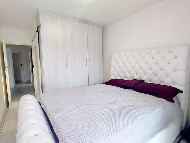 Upmarket 3-Bedroom, 2-Bathroom Ground Floor Unit with Double Garage and Lapa in Wapadrand - Photo 8