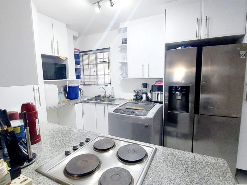 Upmarket 3-Bedroom, 2-Bathroom Ground Floor Unit with Double Garage and Lapa in Wapadrand - Photo 6