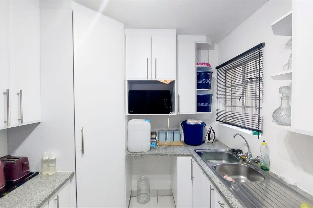 Upmarket 3-Bedroom, 2-Bathroom Ground Floor Unit with Double Garage and Lapa in Wapadrand - Photo 5