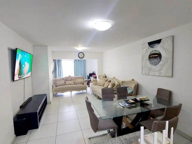 Upmarket 3-Bedroom, 2-Bathroom Ground Floor Unit with Double Garage and Lapa in Wapadrand - Photo 4