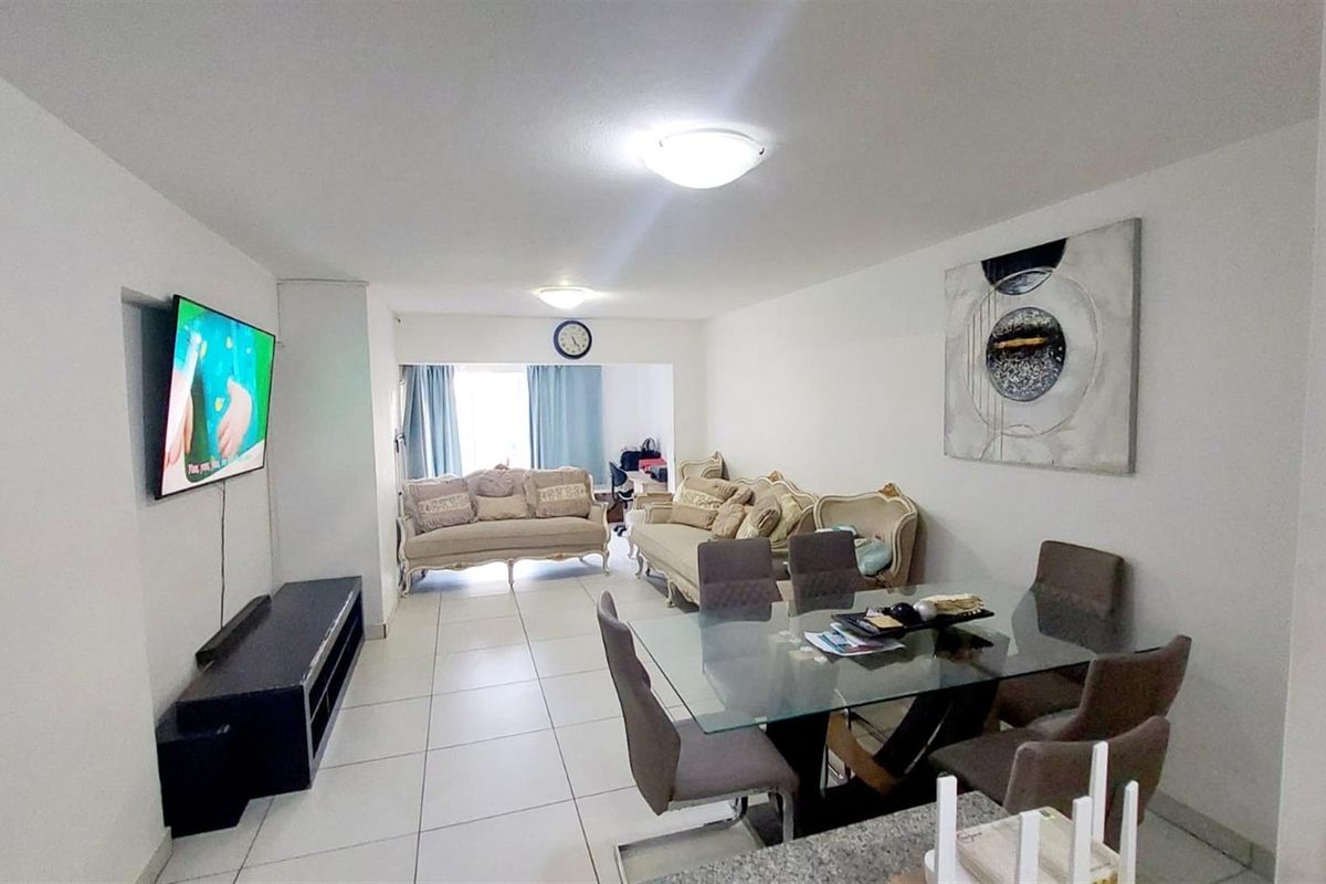 Upmarket 3-Bedroom, 2-Bathroom Ground Floor Unit with Double Garage and Lapa in Wapadrand - Photo 4