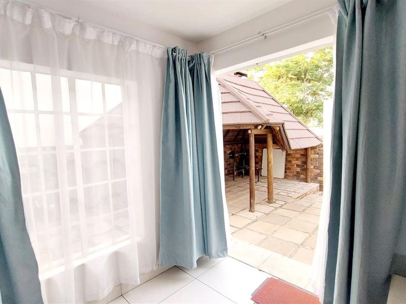 Upmarket 3-Bedroom, 2-Bathroom Ground Floor Unit with Double Garage and Lapa in Wapadrand - Photo 2