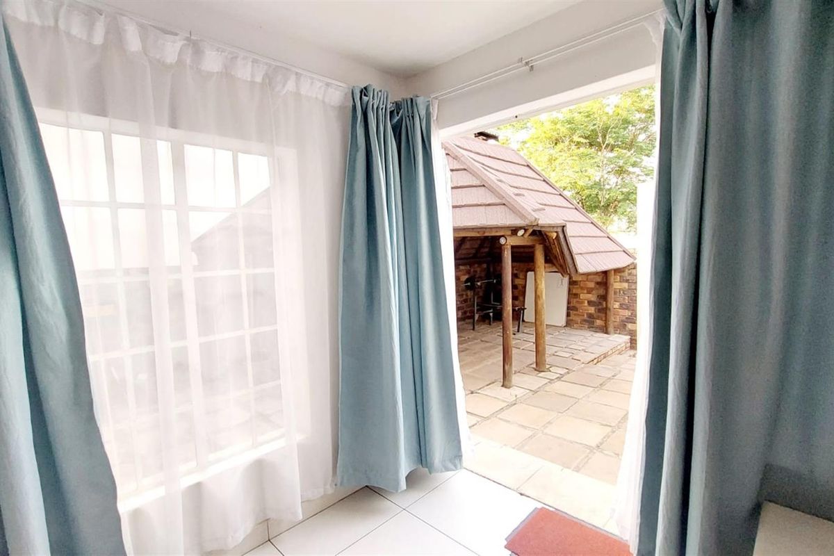 Upmarket 3-Bedroom, 2-Bathroom Ground Floor Unit with Double Garage and Lapa in Wapadrand - Photo 2