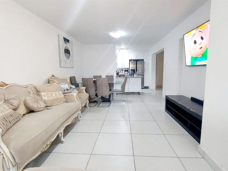 Upmarket 3-Bedroom, 2-Bathroom Ground Floor Unit with Double Garage and Lapa in Wapadrand - Photo 3