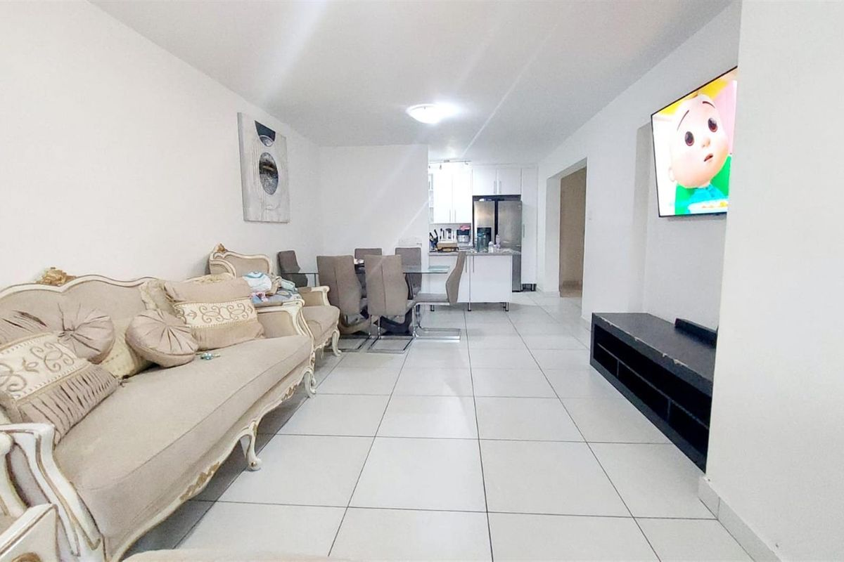 Upmarket 3-Bedroom, 2-Bathroom Ground Floor Unit with Double Garage and Lapa in Wapadrand - Photo 3