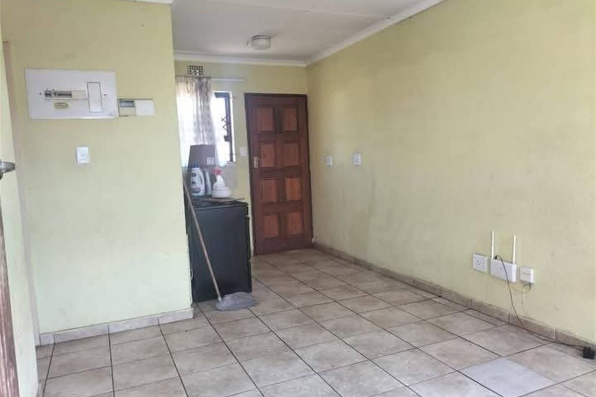 House For Sale in Vanderbijlpark CE, Vanderbijlpark - Photo 2