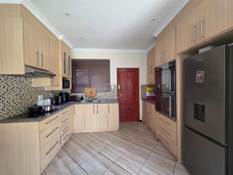 Neat 3 bedroom house for sale in Eden Park - Photo 9