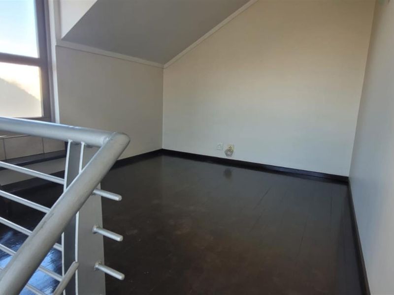 2 Bedroom Loft Apartment / Flat for Sale in Lonehill - Photo 9