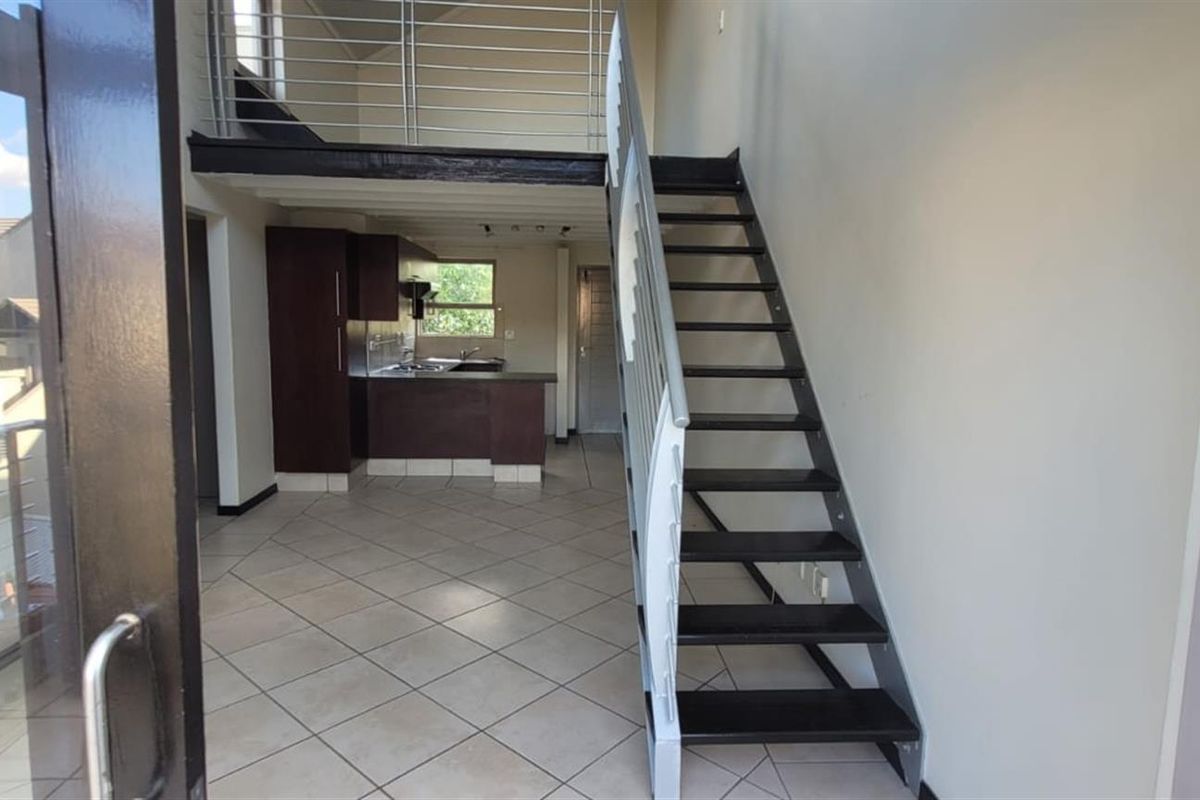 2 Bedroom Loft Apartment / Flat for Sale in Lonehill - Photo 5