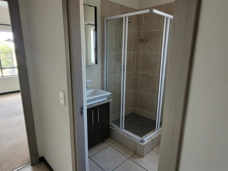 2 Bedroom Loft Apartment / Flat for Sale in Lonehill - Photo 7