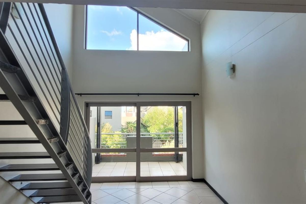2 Bedroom Loft Apartment / Flat for Sale in Lonehill - Photo 4
