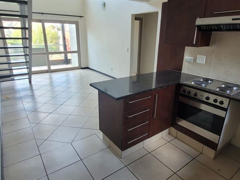 2 Bedroom Loft Apartment / Flat for Sale in Lonehill - Photo 3